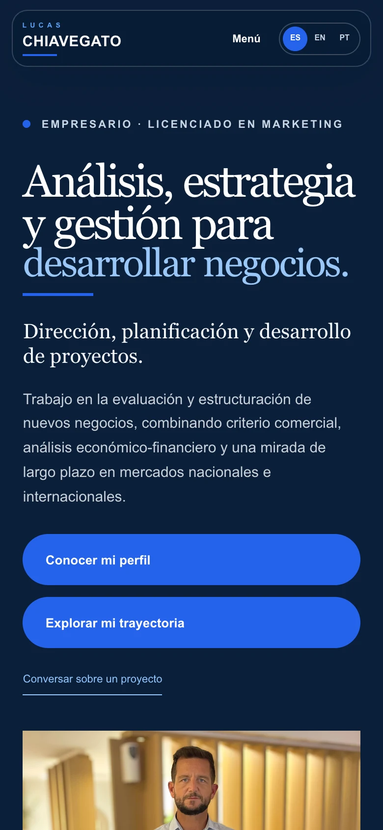 Versión móvil de la web de Lucas Chiavegato con menú adaptable y presentación profesional
