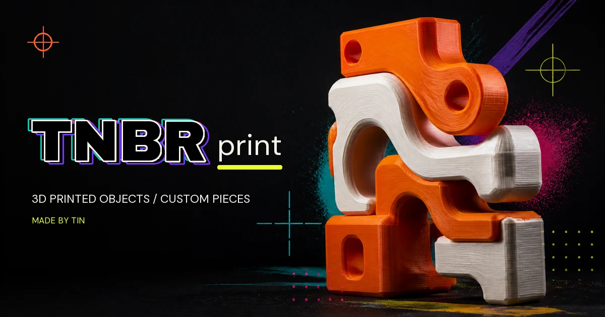 Logotipo de TNBR Print junto a piezas naranjas, blancas y negras impresas en 3D sobre fondo oscuro